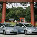 上賀茂神社前に並ぶ2台のプリウスPHV