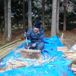 茅葺き屋根に使う竹くぎを加工する