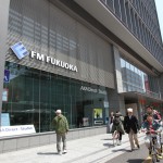 FM福岡　1Fは公開スタジオだ