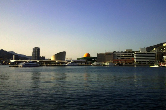 近代的な建造物が並ぶ長崎港