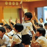 エコクイズに手を挙げて答える子供たち