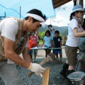 薪を割る“もりっこはうす”の和田さん