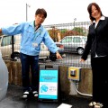 いち早く駐車場には無料の充電設備もある。　開発した竹村さんと広報の佐藤さん