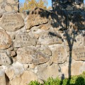 長城には積んだ方の名前やメッセージが彫られている