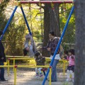 青葉城近くの公園で親子が遊んでいた