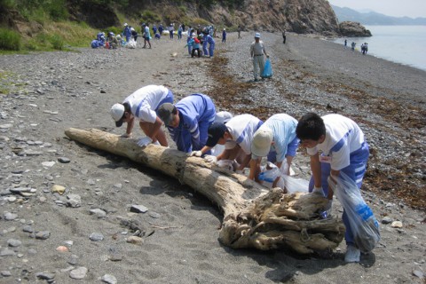 清掃に汗を流す子供たち（写真提供：光市役所）