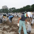 市民総出で行われる室積海岸の清掃（写真提供：光市役所）