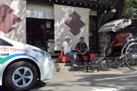 人力車で町を案内している桜風亭の田村さん