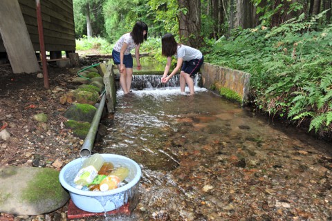 「かまど」の裏を流れる澄み切った小川