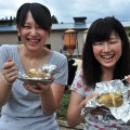 笑顔が素敵な女子大生、堤 加会子さん（右）櫻井 美友さん（左）
