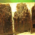 出土した木柵（30cm角の杉材）右の穴は上流からいかだを組んで運ぶ際ひもを通した痕跡