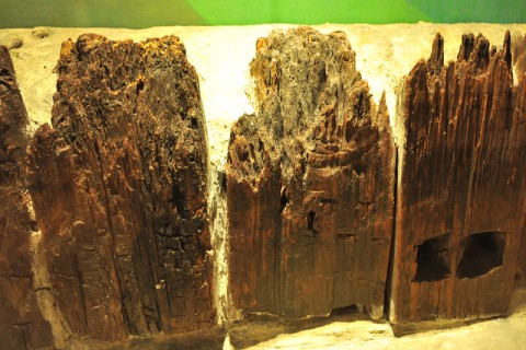 出土した木柵（30cm角の杉材）右の穴は上流からいかだを組んで運ぶ際ひもを通した痕跡