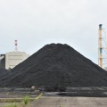 富士山のように積み上げられた石炭
