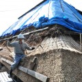 茅葺き屋根の葺き替え作業
