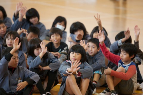 質問に積極的に答える子供たち