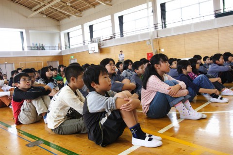 世界五大陸の話に惹き込まれる子供たち