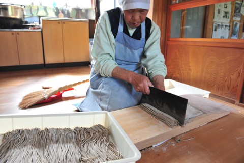 全て自家製の蕎麦粉で打っている