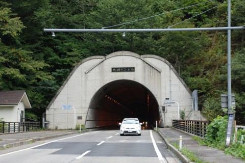大峠トンネルを出たプリウスPHV