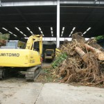 剪定木材や間伐材を選別、粉砕する