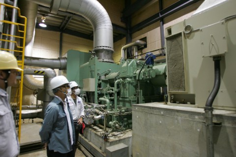発電所の要、蒸気タービン（奥）と発電ユニット（手前）