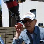太陽望遠鏡を覗き込む横田さん