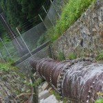 落差のある降水管の水で発電