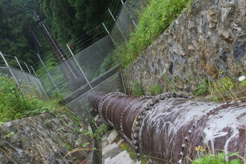 落差のある降水管の水で発電