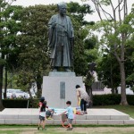 千波湖畔に建つ徳川光圀像