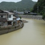 須佐地区を流れる藍場川が氾濫した