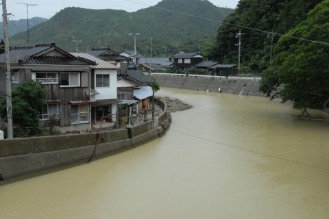 須佐地区を流れる藍場川が氾濫した