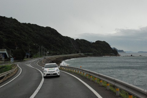 山口県北部の日本海沿を走るプリウスPHV