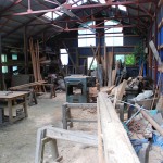 工作機械が揃った材木加工所