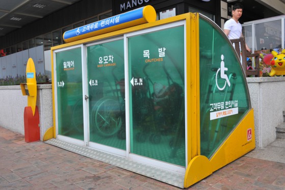 パークングエリアには車いすや松葉杖を貸し出している。年長者を敬う韓国らしい配慮だ。