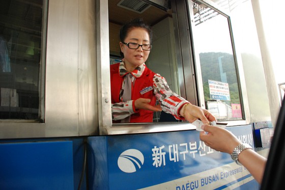 民間企業が運営する大邱-釜山高速道路では職員の制服もカラフルだ