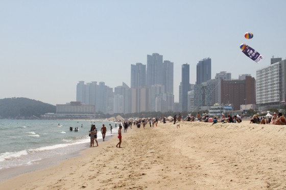 真夏のような陽気でビーチは大賑わい。釜山は韓国屈指のビーチリゾートでもある。