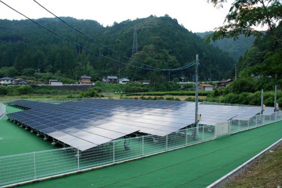 四谷千枚田へ戻るきっかけになった茶畑の休耕地のソーラー発電パネル。