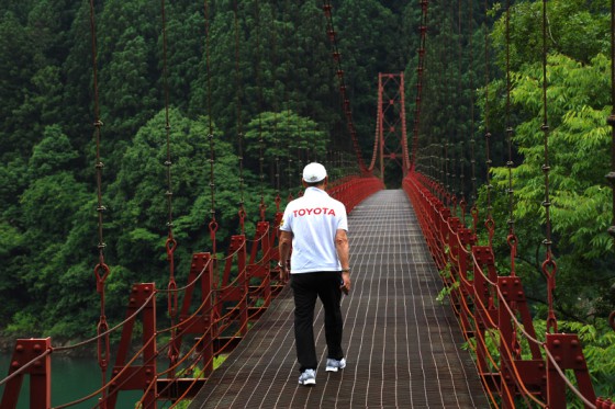 赤色が周囲の緑に映える全長160メートルの歩行者用吊り橋「蔵王橋」