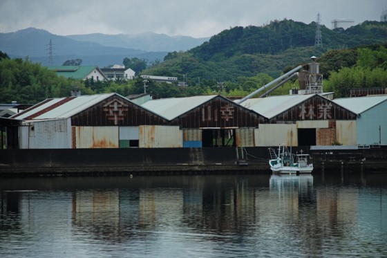 河口の港には木材倉庫や製材所が建ち並ぶ