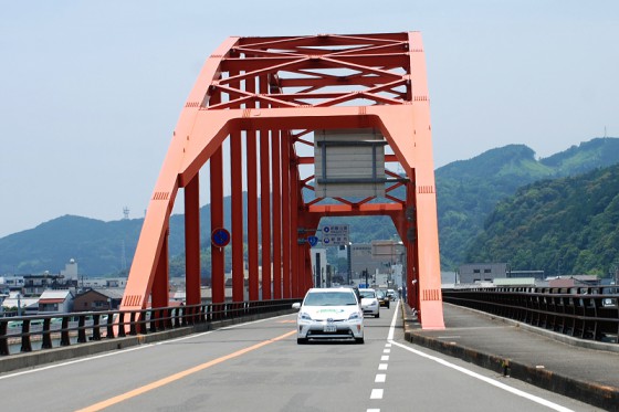 熊野川の河口に掛かる「新熊野大橋」を渡るプリウスPHV