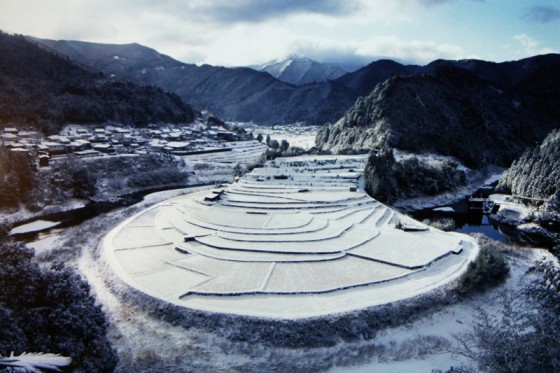 うっすらと雪を被った「あらぎ島」古代遺跡のようにも見える（撮影・写真提供：西林輝昌さん）