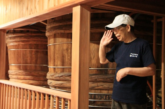 仕込み桶は分厚い杉材で組まれ、16メートル以上の真竹の箍（たが）で締め込んでいる。