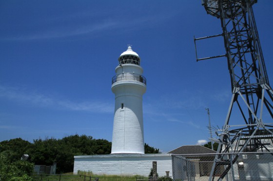 青空に映える白亜の潮岬灯台（1878年竣工）