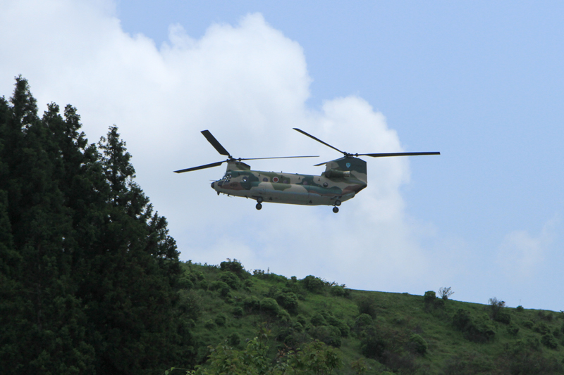 笠取山レーダー基地に降り立つ大型輸送ヘリコプター「チヌーク」