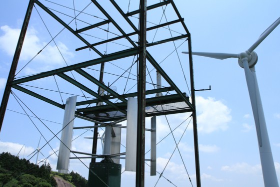 全方向の風を捉え騒音が少ないと注目される「直線翼縦軸風車」の実証実験棟