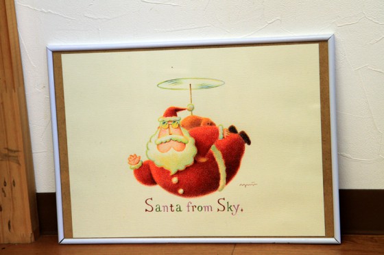 絵本などで人気のイラストレーター、はせがわゆうじ氏の描いた「Santa from sky」
