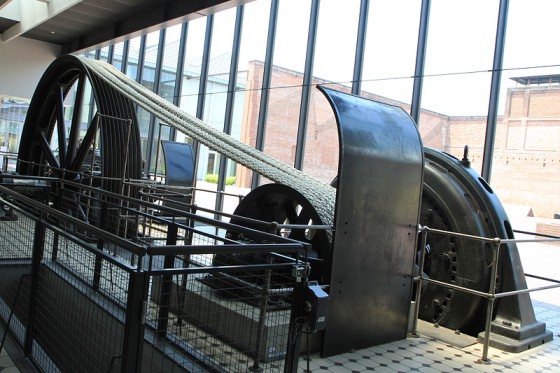 ドイツに現存していた蒸気エンジン発電機が動体展示されている。