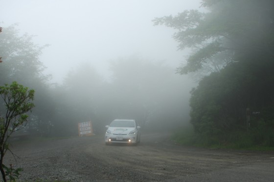 “山の天気は変わりやすい”の通り、あっという間に濃霧に包まれた。
