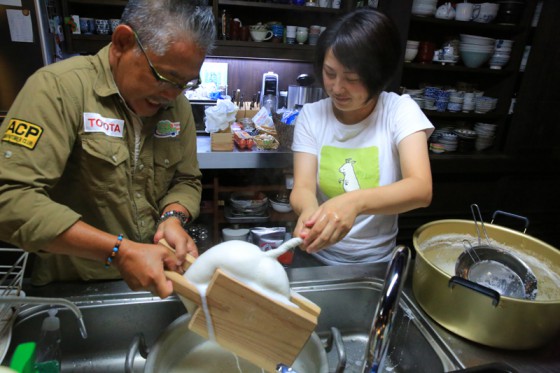 豆腐づくりを体験させていただいた。写真は豆乳とおからを絞りわける工程。