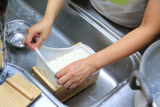 にがりを加えて固まりだしたら、木枠に納めてゆっくりと水分を抜きお豆腐の完成となる。