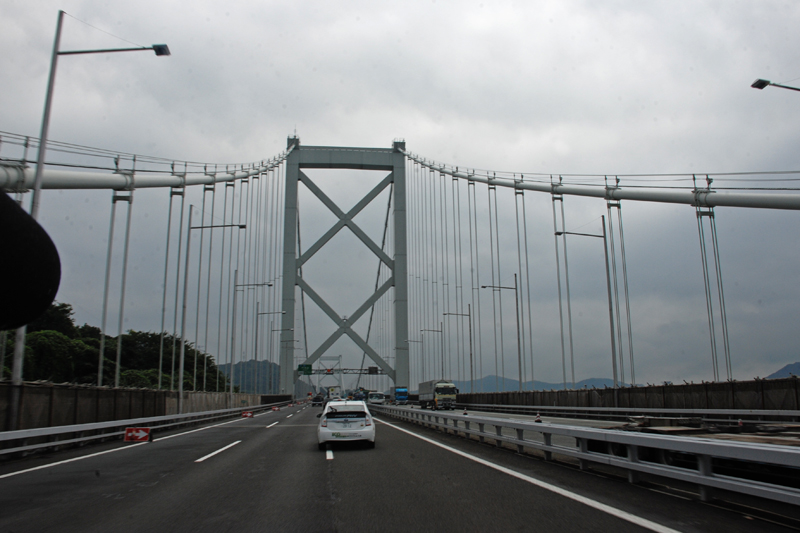 辛うじて雨が止み、いよいよ関門橋を渡って九州へ。リフレッシュ工事の真っ最中で橋上に重機などの工事車両が並ぶ珍しい映像を撮影する事ができた。